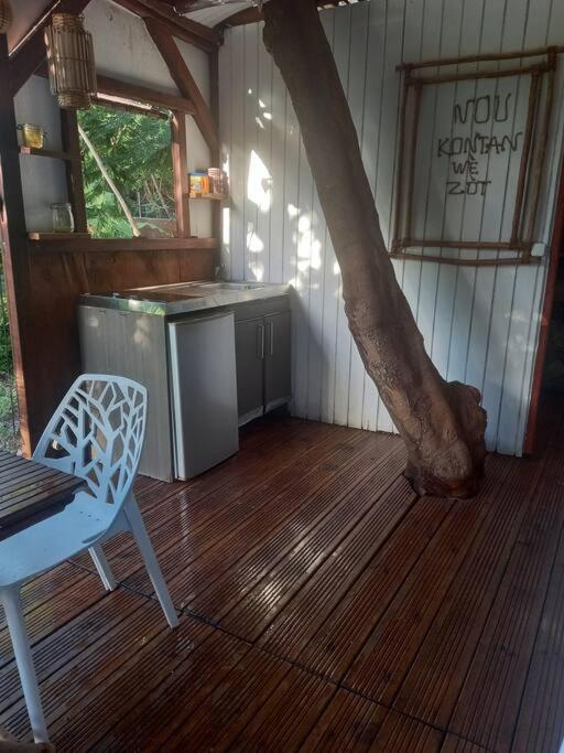 Bungalow Atypique Ti Bambou A 500M De La Plage サンタンヌ エクステリア 写真